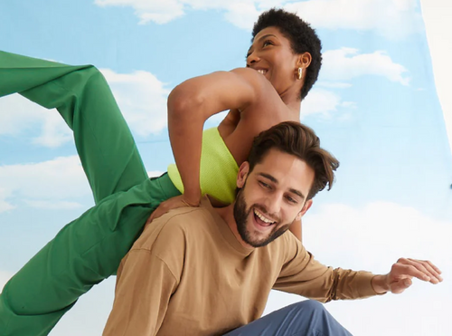 Dos personas posando utilizando calzado de la marca Origo