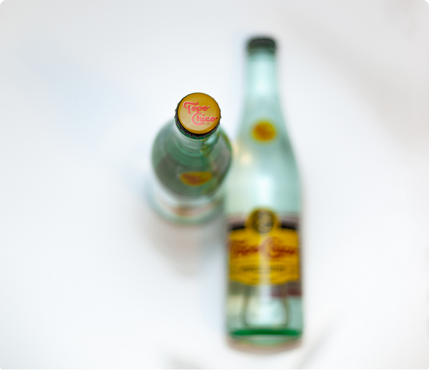 Dos botellas de vidrio con agua mineral de marca mexicana