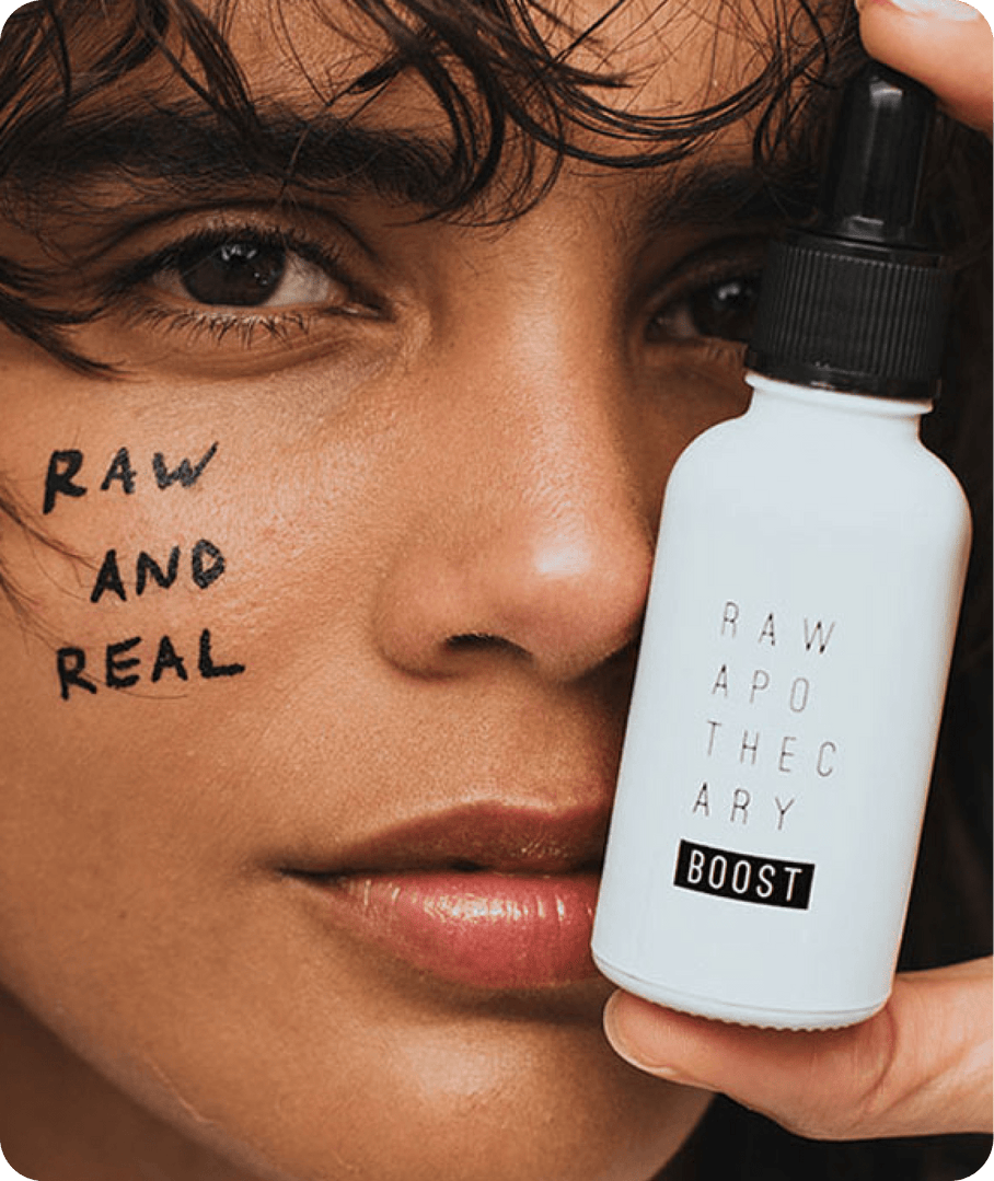 Persona sosteniendo un producto de la marca Raw Apothecary