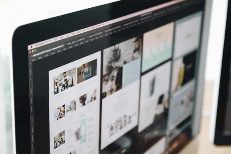 pantalla de computadora con diseño en línea para tienda web