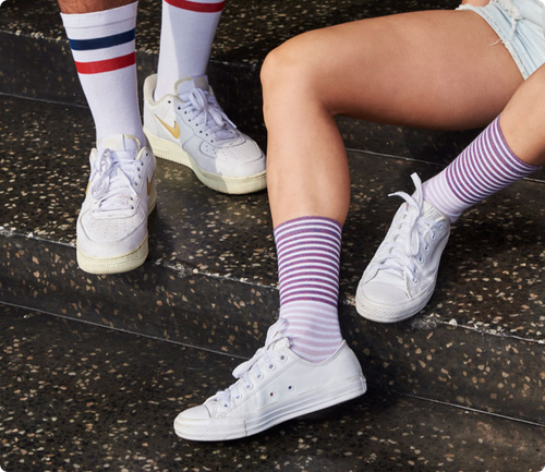 Dos personas utilizando calcetines de la marca Revert
