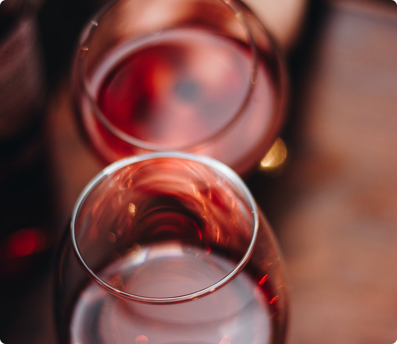 Dos copas con vino de La Castellana